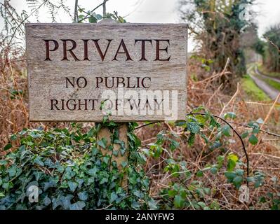 11 panneau en bois à l'entrée d'un chemin privé empêchant les randonneurs et les promeneurs de prendre le mauvais chemin en milieu rural Norfolk Banque D'Images