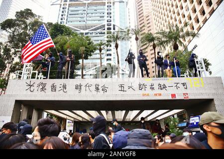 Hong Kong, Chine. 19 Jan, 2020. Des affrontements entre manifestants et policiers ont éclaté après que des milliers de personnes se rassemblent à Chater Garden pour appeler à une plus grande liberté démocratique à un rallye. Gonzales : Crédit Photo/Alamy Live News Banque D'Images