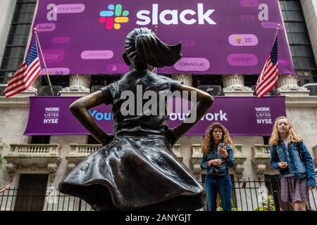 New York, USA - 21 juin 2019 : statue en bronze "Jeune fille intrépide' par le sculpteur Kristen Visbal regardant le le New York Stock Exchange building . Voir fr Banque D'Images