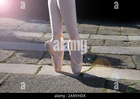 Un danseur de ballet d'effectuer une danse à l'extérieur. Banque D'Images