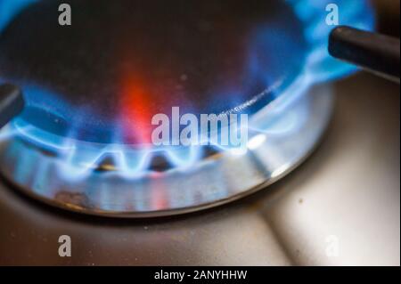 Flamme d'une cuisinière à gaz close-up dans une cuisine Banque D'Images