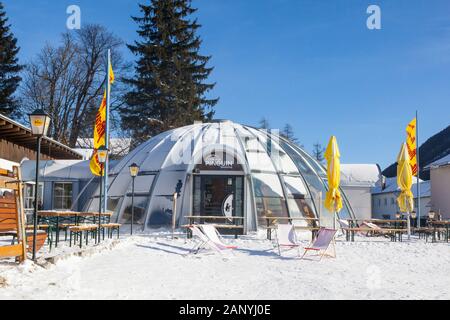 Bar à pingouins en forme de dôme à la station de ski de Semmering, Basse-Autriche, alpes viennois, Autriche. Banque D'Images