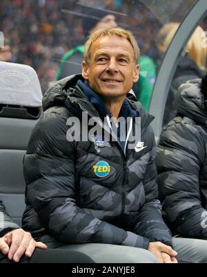 Berlin-Munich Football , Berlin, Jan 19, 2020. Jürgen Klinsmann, headcoach Hertha, team manager, Hertha BSC Berlin - FC BAYERN MUNICH 0-4 - DFL RÈGLEMENT INTERDIT TOUTE UTILISATION DES PHOTOGRAPHIES comme des séquences d'images et/ou quasi-vidéo - 1.ligue de soccer allemand , Berlin, 19 janvier 2020. Saison 2019/2020, journée 18, © Peter Schatz / Alamy Live News Banque D'Images