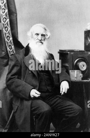 Photo de portrait vintage du peintre et inventeur américain Samuel F B Morse (1791 – 1872) – pionnier dans le développement du télégraphe électrique et co-créateur de Morse Code. Photo vers 1872 d'Abraham Bogardus de New York montrant Morse assis à côté d'un appareil photo et des négatifs de plaques de verre. Banque D'Images