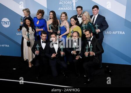 Los Angeles, Californie, USA. 19Th Jul 2020. 'La Merveilleuse Mme Maisel' avec Caroline Aaron, Jane Lynch, Stephanie Hsu, Marin Hinkle, Rachel Brosnahan, Alex Borstein et Matilda Szydagis poser dans la salle de presse avec le trophée de la Performance exceptionnelle par un ensemble dans une série de comédie au cours de la 26e assemblée annuelle des Screen Actors Guild Awards Au Shrine Auditorium le 19 janvier 2020 à Los Angeles, Californie. (Photo par Sthanlee B. Mirador/Sipa USA) Crédit : Sipa USA/Alamy Live News Banque D'Images