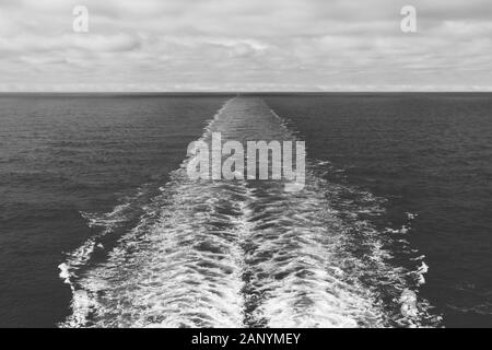 Prise de vue en niveaux de gris d'une trace de mousse de bateau à moteur dans la mer - super pour un fond frais Banque D'Images