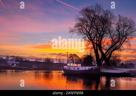 Rufford, Lancashire, Royaume-Uni. 20 Jan, 2020. Un autre matin froid pour résidents à Rufford Marina, avec des températures bien en dessous de zéro dans les régions rurales de la fumée des incendies de Lancashire matin forme une brume légère au-dessus de la voie navigable. Ciel violet lumineux avec les traînées de condensation des avions et un glorieux lever de soleil sur le Leeds Liverpool canal. /AlamyLiveNews MediaWorldImages:Crédit Banque D'Images