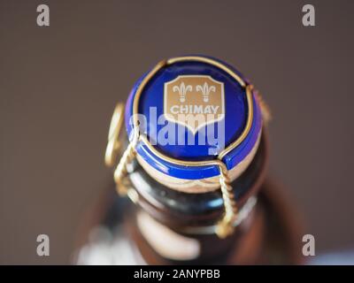 CHIMAY, BELGIQUE - CIRCA DÉCEMBRE 2019 : Chimay logo sur une bouteille de Chimay bière bleu Banque D'Images