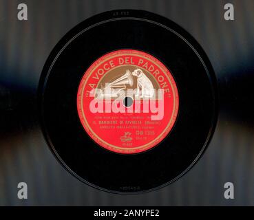 MILAN, ITALIE - CIRCA DÉCEMBRE 2019 : Vintage 78 tr/min disque gomme-laque de La Voce del Padrone (traduction : la voix de son maître) record label Banque D'Images