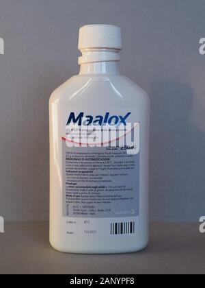 MILAN, ITALIE - CIRCA DÉCEMBRE 2019 : bouteille d'antiacide Maalox (version italienne) Banque D'Images