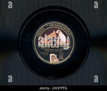 MILAN, ITALIE - CIRCA DÉCEMBRE 2019 : Vintage 78 tr/min disque gomme-laque de La Voce del Padrone (traduction : la voix de son maître) record label Banque D'Images