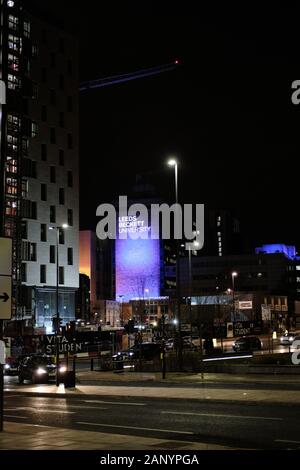 Leeds, ROYAUME-UNI - 11 janvier 2020: Tir vertical long distance de Leeds Beckett University Lite vers le haut la nuit Banque D'Images