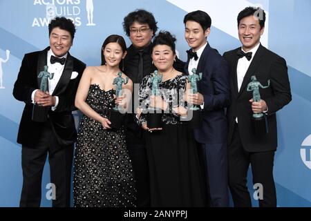 Los Angeles, Californie, USA. 19Th Jul 2020. Los Angeles, USA. 19 Jan, 2020. 'Parasite' cast Song Kang-ho-jeong Yeo, Cho, directeur Bong Joon-ho, Lee Jung-eun, Choi Woo-shik, et Lee Sun-kyun posent au cours de la 26e assemblée annuelle des Screen Actors Guild Awards Au Shrine Auditorium le 19 janvier 2020 à Los Angeles, Californie. (Photo par Sthanlee B. Mirador/Sipa USA) Crédit : Sipa USA/Alamy Live News Crédit : Sipa USA/Alamy Live News Banque D'Images