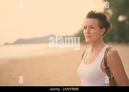 Belle femme mature de tourisme de détente à la plage Banque D'Images