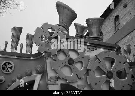 Mécanisme imaginaire avec roues à crémaillère utilisées comme décor dans un bazar de Noël appelé "mal des elfes" situé à Trikala, Grèce. Banque D'Images