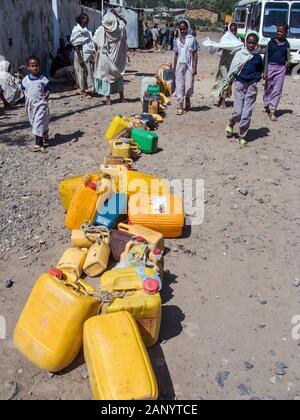 Une longue ligne de jerrycans à être rempli avec de l'eau, l'Éthiopie, d'Axoum. Banque D'Images