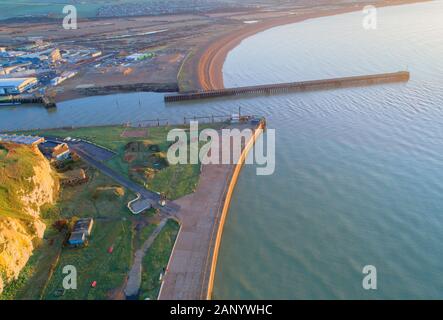 Vue aérienne de l'entrée du port de Newhaven et ville sur la côte du Sussex Banque D'Images