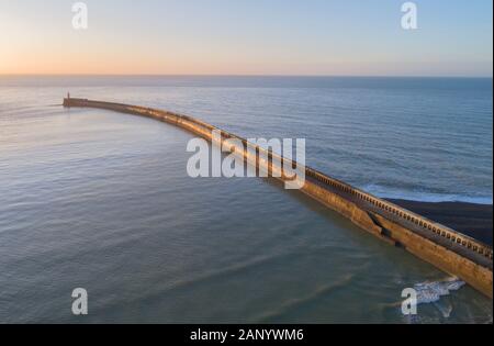 Vue aérienne de la digue du port de Newhaven sur la côte du Sussex Banque D'Images