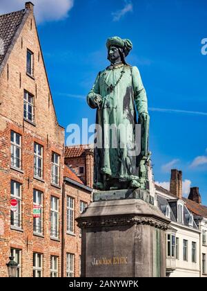 25 Septembre 2018 : Bruges, Belgique - Statue du 15e siècle, le peintre, Jan van Eyck, debout sur la place qui porte son nom à Bruges. Banque D'Images