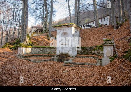 Printemps De Montagne - Monastère St. Anna, Village De Malovishte - Municipalité De Bitola, Macédoine Banque D'Images