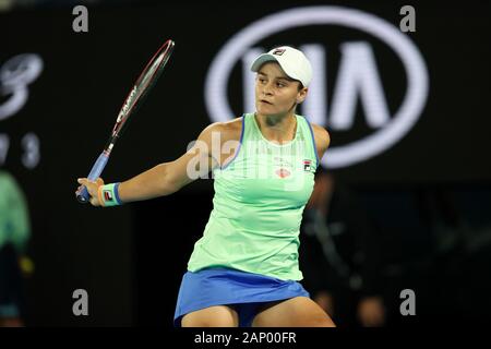 Melbourne, Australie. 20 Jan 2020. Melbourne, Australie. 20 Jan, 2020. Ashleigh Barty de l'Australie joue un coup contre Lesia Tsurenko de l'Ukraine au cours du premier match à l'ATP Australian Open 2020 à Melbourne Park, Melbourne, Australie, le 20 janvier 2020. Photo de Peter Dovgan. Credit : UK Sports Photos Ltd/Alamy Live News Banque D'Images