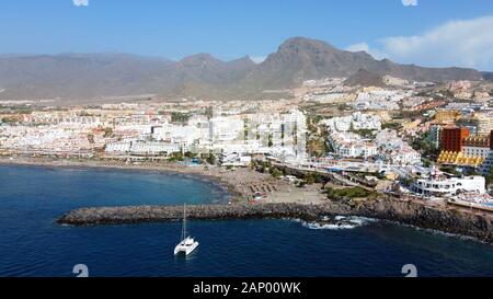 Playa de Torviscas avec sur l'arrière-plan la ville de Torviscas et Costa Adeje. Banque D'Images