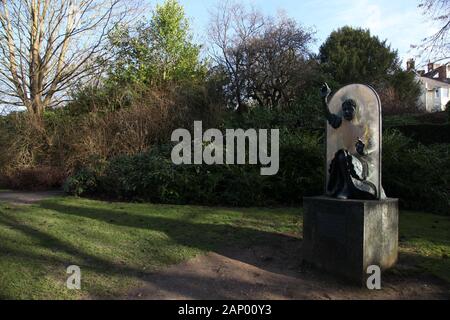 Statue d'Alice en passant à travers le miroir par Jeanne d'argent, le jardin d'Alice, Guildford, Surrey, UK, Janvier 2020 Banque D'Images
