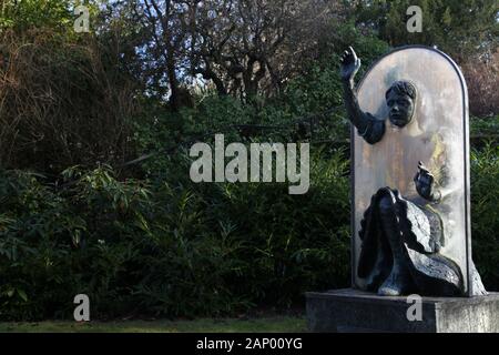 Statue d'Alice en passant à travers le miroir par Jeanne d'argent, le jardin d'Alice, Guildford, Surrey, UK, Janvier 2020 Banque D'Images