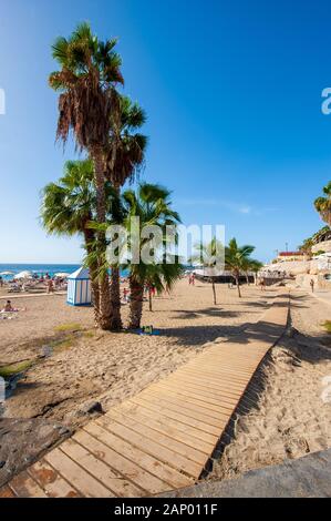 Île des Canaries Tenerife, Espagne - 27 déc, 2019 : Tourits sur Playa El Duque. C' l'une des plages les plus populaires de Tenerife. Banque D'Images