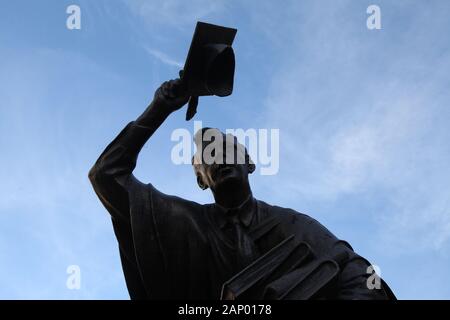 Dévoilé en 2002, 'l' Érudit Surrey par Allan Sly est une statue bien connu situé sur High Street, Guildford, Janvier 2020 Banque D'Images