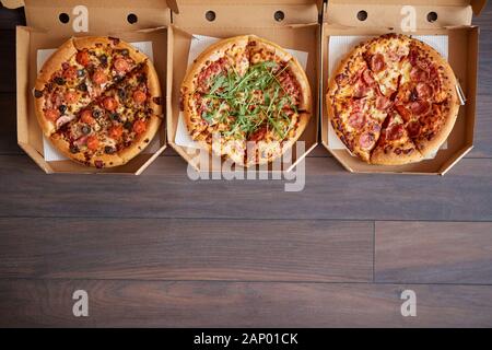 3 différents types de pizzas en boîtes de livraison Banque D'Images