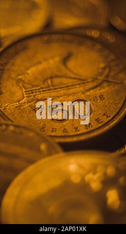 Un tas de différentes pièces d'or sur la table, se concentrer sur la monnaie grecque Drachme. Banque D'Images