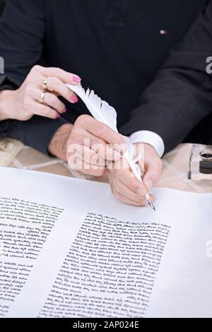 L'achèvement de l'écriture d'une nouvelle Torah est un processus commun où la congrégation, assistée par un scribe, remplir une lettre. Dans la région de Bayside, Queens, New York. Banque D'Images