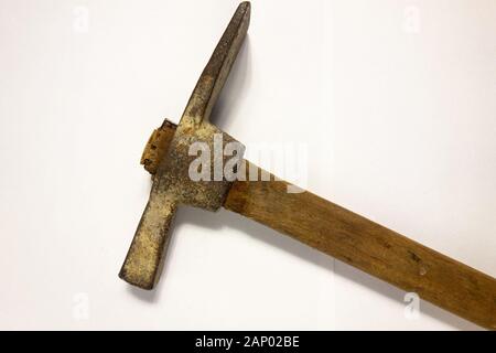 Marteau de mineur comme pioche ou pioche sur blanc fond isolé avec l'ombre. Vue rapprochée du vieux rustique d'outils à main pour travailler dur pour extraire les combustibles Banque D'Images