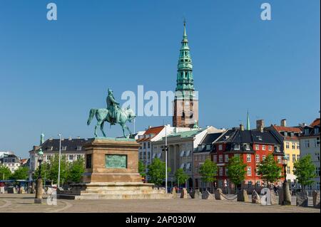 Copenhague / Danemark 07.03.2015.statue du roi Frédéric VII à cheval, et vue sur le clocher de l'ancienne église Saint Nicolas, maintenant St Nicolaj Kunsth Banque D'Images