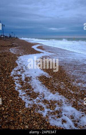 Southsea est une station balnéaire et une zone géographique située à Portsmouth. La plage de Southsea est principalement en gravier de silex. Banque D'Images