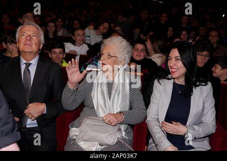 Teatro Arcimboldi, pour le jour de l'Holocauste, témoignage de Liliana Segre pour 2000 enfants de l'école le ministre de l'éducation avec Lucia Azzolina et Ferruccio de Bortoli (Duilio Piaggesi/Fotogramma, Milan - 2020-01-20) p.s. la foto e' utilizzabile nel rispetto del contesto dans cui e' stata scattata, e senza intento del diffamatorio decoro delle persone rappresentate Banque D'Images