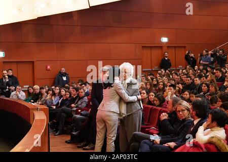 Teatro Arcimboldi, pour la Journée du souvenir de l'Holocauste, témoignage de Liliana Segre pour 2000 enfants de l'école le ministre de l'éducation avec Lucia Azzolina (Duilio Piaggesi/Fotogramma, Milan - 2020-01-20) p.s. la foto e' utilizzabile nel rispetto del contesto dans cui e' stata scattata, e senza intento del diffamatorio decoro delle persone rappresentate Banque D'Images