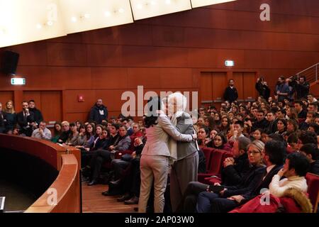 Teatro Arcimboldi, pour la Journée du souvenir de l'Holocauste, témoignage de Liliana Segre pour 2000 enfants de l'école le ministre de l'éducation avec Lucia Azzolina (Duilio Piaggesi/Fotogramma, Milan - 2020-01-20) p.s. la foto e' utilizzabile nel rispetto del contesto dans cui e' stata scattata, e senza intento del diffamatorio decoro delle persone rappresentate Banque D'Images