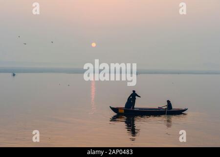 De petites embarcations sur la rivière Gange au coucher du soleil, Varanasi, Uttar Pradesh, Inde Banque D'Images