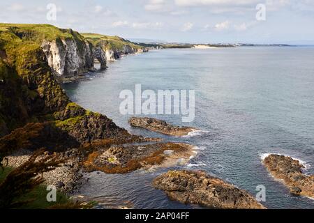 Vue sur la côte d'une arche de mer vers Portrush prise de Dunluce, Co Antrim. Banque D'Images