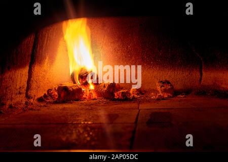 Woodfired pizza italien traditionnel four en pierre. Banque D'Images