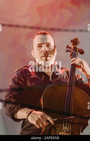 Zurich, Suisse. 17, janvier 2020. Le violoncelle finlandais Apocalyptica effectue un concert live au Hallenstadion à Zurich. Ici la violoncelliste et musicien Paavo Lötjönen est vu sur scène. (Photo crédit : Gonzales Photo - Tilman Jentzsch). Banque D'Images