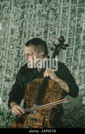 Zurich, Suisse. 17, janvier 2020. Le violoncelle finlandais Apocalyptica effectue un concert live au Hallenstadion à Zurich. Ici la violoncelliste et musicien Paavo Lötjönen est vu sur scène. (Photo crédit : Gonzales Photo - Tilman Jentzsch). Banque D'Images