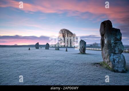 Lever du soleil d'hiver paysage de pierres néolithiques à Avebury, Angleterre Banque D'Images