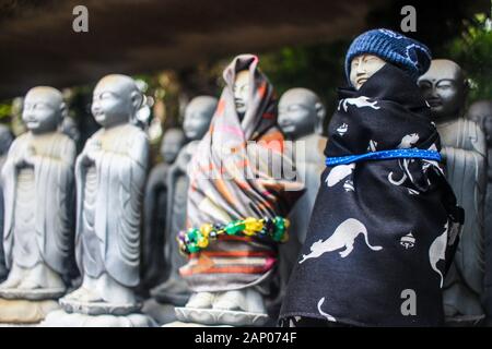 Statues De Jizo Aux Grottes De Taya Près De Yokohama, Préfecture De Kanagawa, Japon Banque D'Images