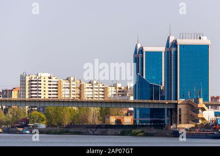 Astrakhan. La Russie. Pont sur la rivière Volga.immeuble moderne sur l'arrière-plan. Banque D'Images