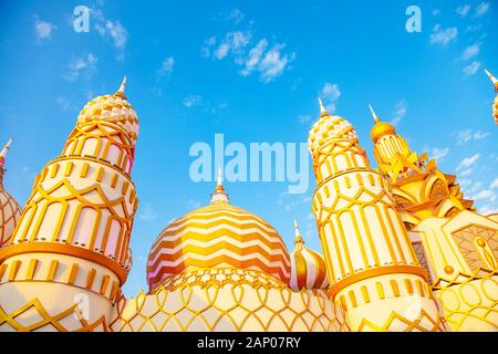 Vue sur la mosquée arabe au coucher du soleil et le ciel bleu Banque D'Images