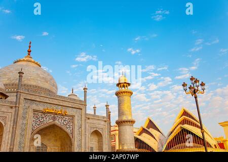 Vue sur la mosquée arabe au coucher du soleil et le ciel bleu Banque D'Images
