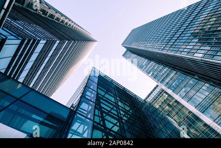 Gratte-ciel des Docklands de Londres. Vue à angle bas et large des gratte-ciel contemporains en verre convergent et en acier. Banque D'Images